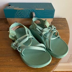 NIB kids size 13 Chaco sandals